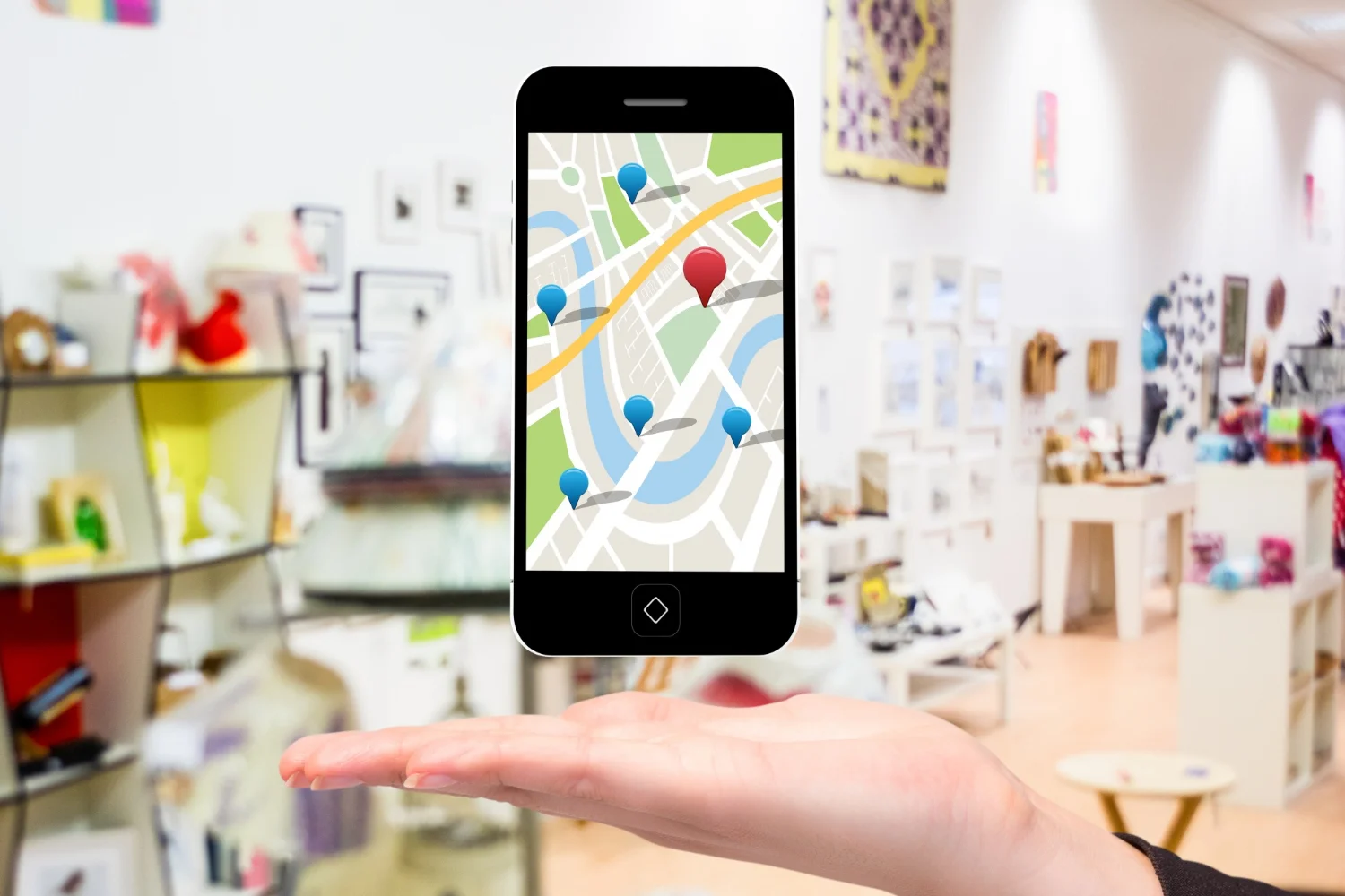 Main qui tient un téléphone avec Google Maps qui affiche une position dans le Top 3 d'un professionnel qui a fait appel à un expert Google My Business